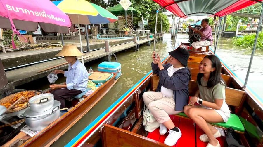 1 Hr Private Bangkok Canal Boat Tour: Traditional Flat Boat - Side canals, gardens, and Wat Pak Nam Fang Tai