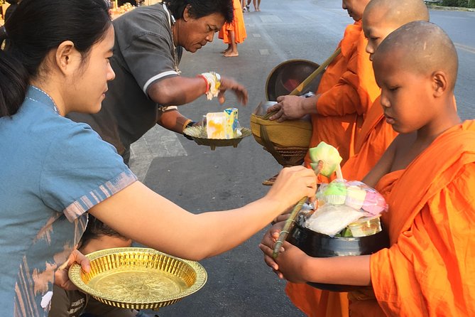 4 highlights: Sticky Waterfall/Elephants/local market /Wat Banden - The local market: a quick look at unusual Thai food