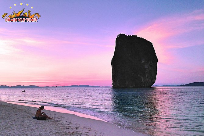 4 Islands Sunset + Plankton, Semi-Private Tour only 12 Guests - A traditional Thai lunch with sand underfoot
