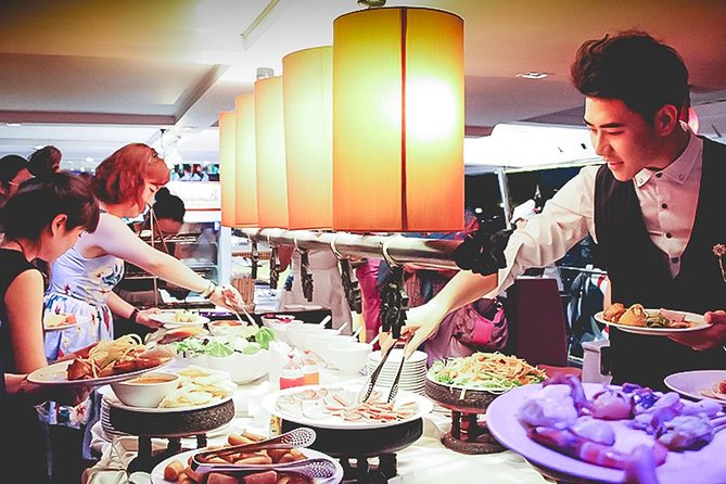 Amazing Chaophraya Dinner Cruise Experience - Why a Bangkok river cruise works so well at night
