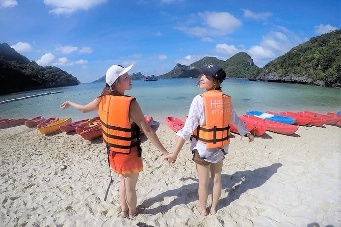 Angthong National Marine Park by Highsea Tour (Official) - Kayaking beneath the limestone cliffs