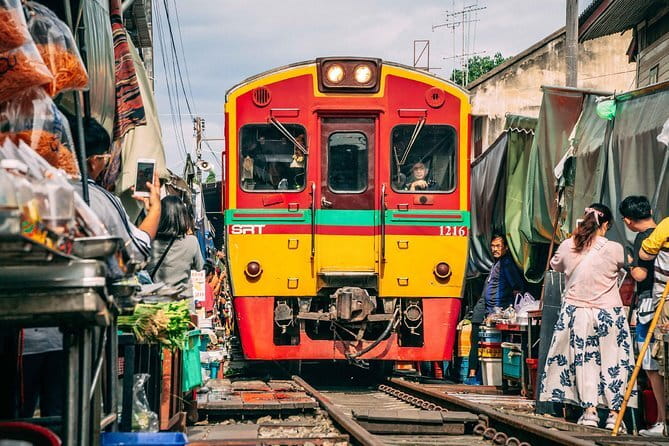 Ayutthaya, Damnoen Floating & Maeklong Railway Market Day Tour - Cruising through Damnoen Saduak’s canals