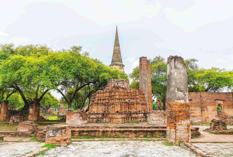 Ayutthaya One Day: Famous Temples & Bang Pa-In Palace Tour - Central Ayutthaya: lunch, free time, and a useful pause