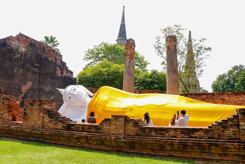 Ayutthaya One Day: Famous Temples & Bang Pa-In Palace Tour - Wat Yai Chai Mongkhon and the reclining Buddha