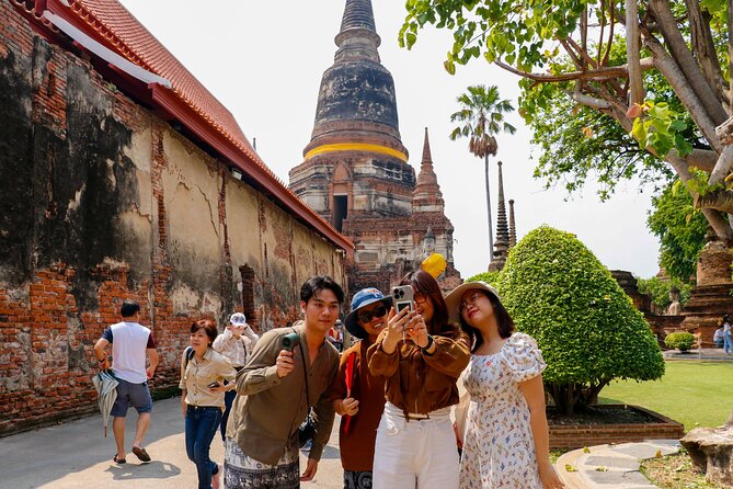 Ayutthaya Summer Palace and Temples Day Tour from Bangkok - What the guide adds to the experience