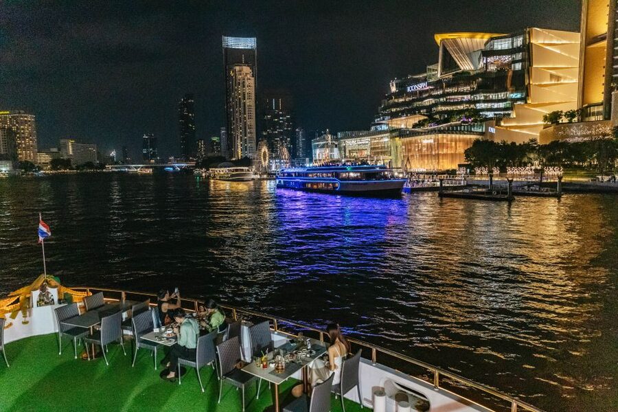Bangkok: Alangka Luxury Buffet Dinner Cruise With Live Music - A buffet with Thai favorites and familiar Western dishes