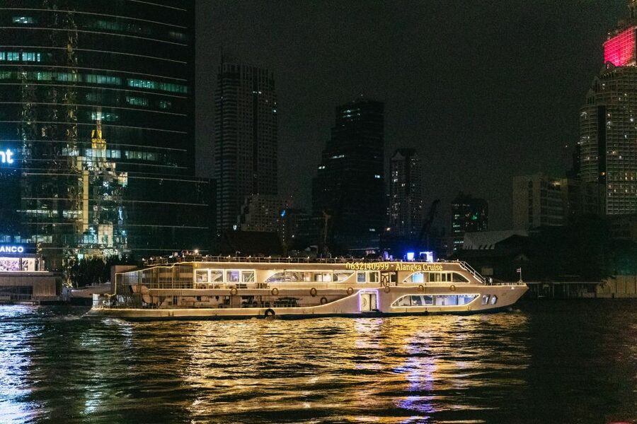 Bangkok: Alangka Luxury Buffet Dinner Cruise With Live Music - Crowds, comfort, and accessibility