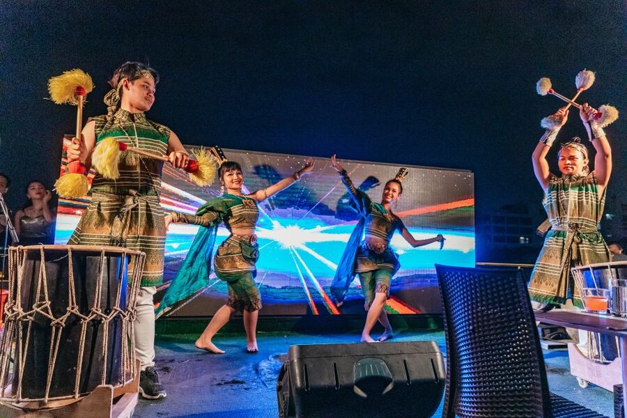Bangkok: Alangka Luxury Buffet Dinner Cruise With Live Music - Who should book the Alangka cruise?