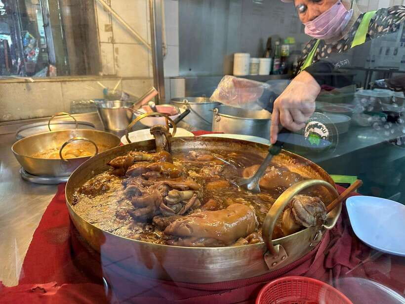Bangkok Authentic Tasting Thai-Chinatown Walking Food Tour - The guide makes the difference