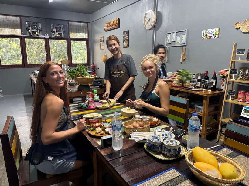 Bangkok: Authentic Thai Cooking Class with Local Host - Arriving near Wat Pak Nam