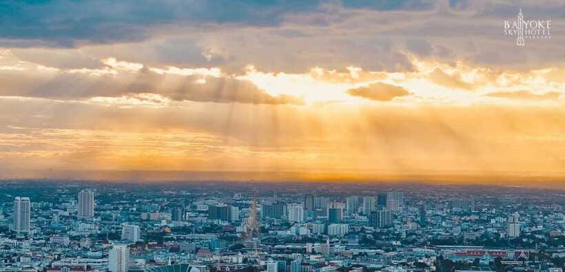Bangkok: Baiyoke Sky Hotel Observatory Entry Ticket & Drink - Taking the included drink on the 83rd floor