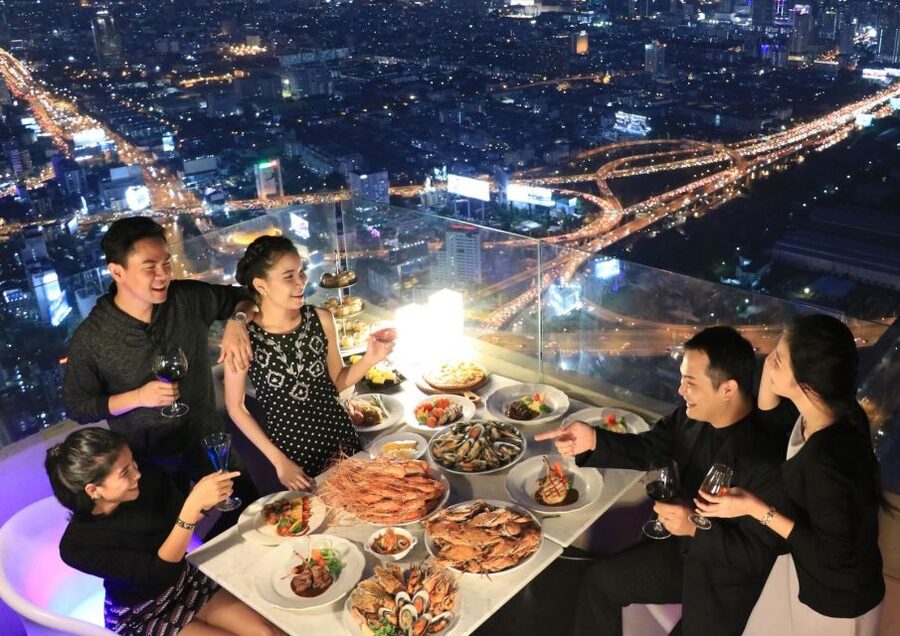 Bangkok: Baiyoke Tower Balcony Buffet & Observation Deck - Eating at the Bangkok Balcony Restaurant on floor 81