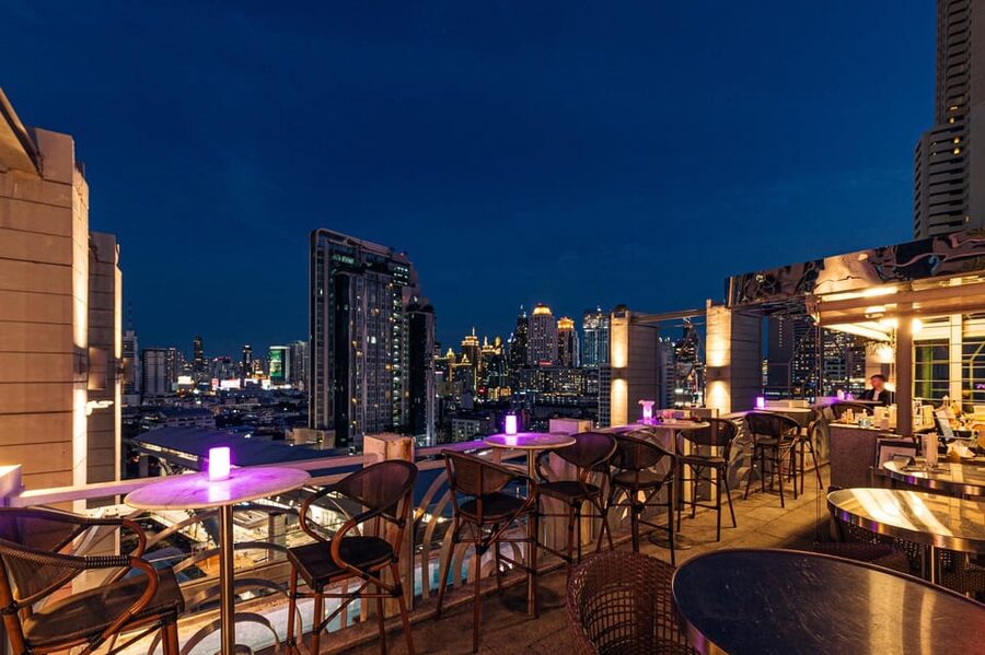Bangkok: Barracuda Rooftop Bar Akara Hotel - Service can shape the evening