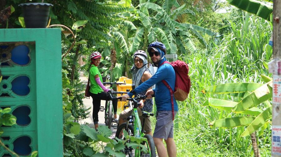 Bangkok: Bike and Canal Boat Tour with Lunch - Riding through Thonburi’s narrow lanes