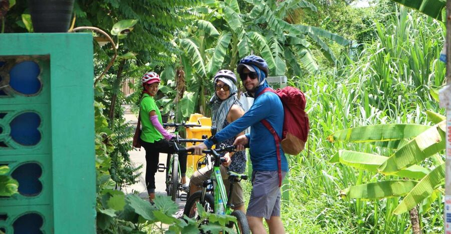 Bangkok: Bike and Canal Boat Tour with Lunch - Wat Pradittharam and the first look at local Buddhism