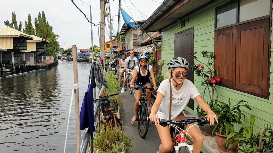 Bangkok: Bike and Canal Boat Tour with Lunch - Wat Ko and the return toward the canals