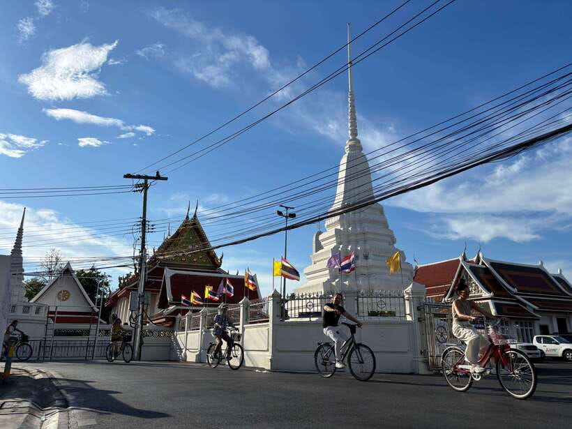 Bangkok: Bike, Boat & Food Tour in Thonburi - Thai lunch at a local restaurant