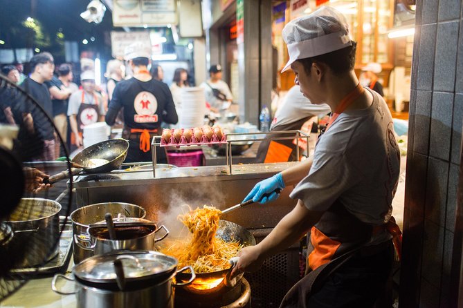 Bangkok by Night: Temples, Markets and Food Tuk-Tuk Tour - Pak Khlong Talat after sunset