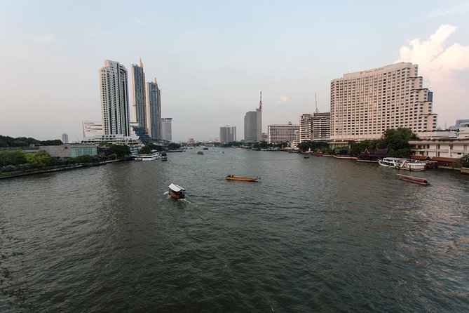 Bangkok by Night: Temples, Markets and Food Tuk-Tuk Tour - Wat Prayurawongsawat and the quieter temple hour