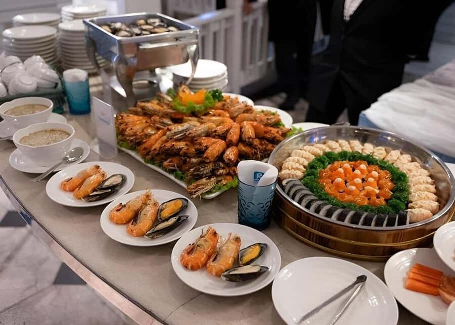 Bangkok: Carnival Dinner Cruise with Free-Flow Beer & Buffet - A carnival show with cabaret and live music