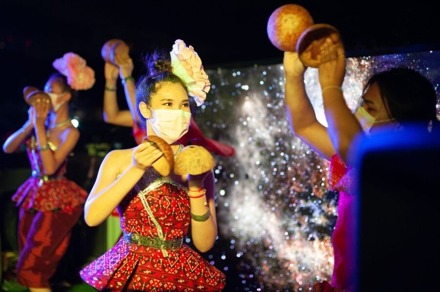 Bangkok: Chao Phraya Alangka Cruise at Icon Siam - Who will enjoy this Bangkok evening most