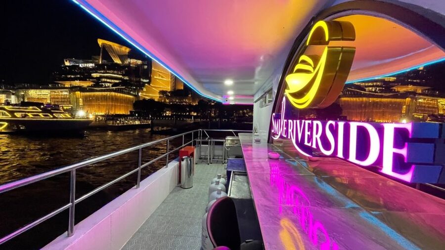 Bangkok: Chao Phraya River Buffet Dinner Cruise - The first stretch: Bangkok by night