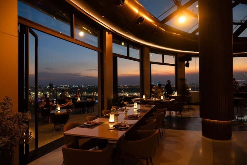 Bangkok: Cielo Sky Bar & Restaurant Rooftop - Service and the Mood of the Room
