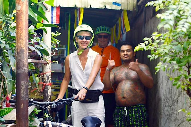 Bangkok City Bike Tour - Hotel-pickup & Lunch - Talad Noi wall art and old riverside Bangkok