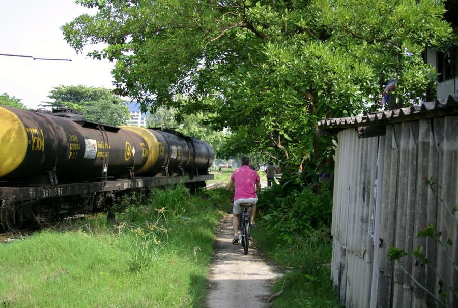 Bangkok: City Culture half-day Bike Tour - Crossing Rama IV Road and finding quiet in Benjakitti