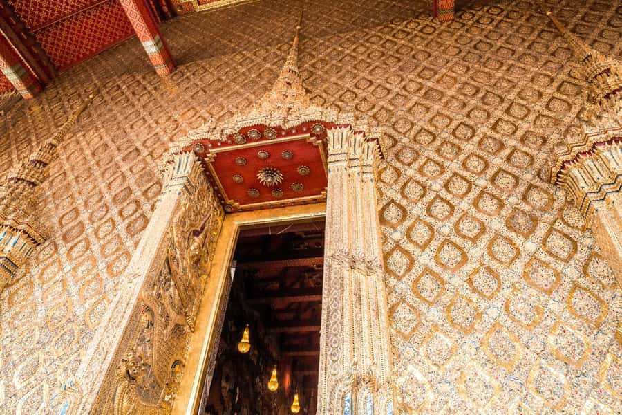 Bangkok: City Highlights Temple and Market Walking Tour - Timing, language, and the ending