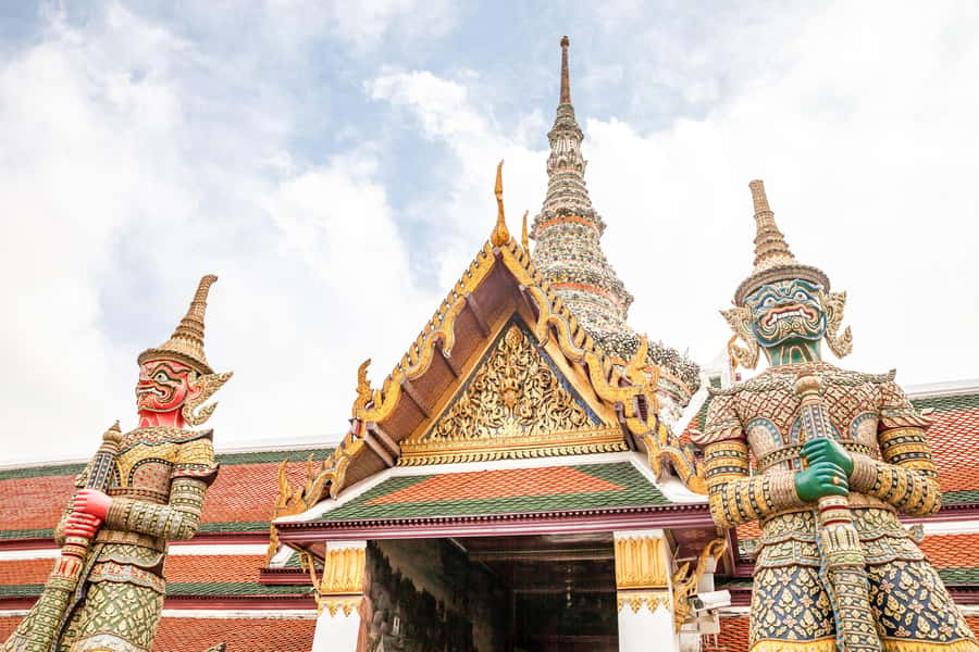 Bangkok: City Highlights Temple and Market Walking Tour - Local transport and the amulet market