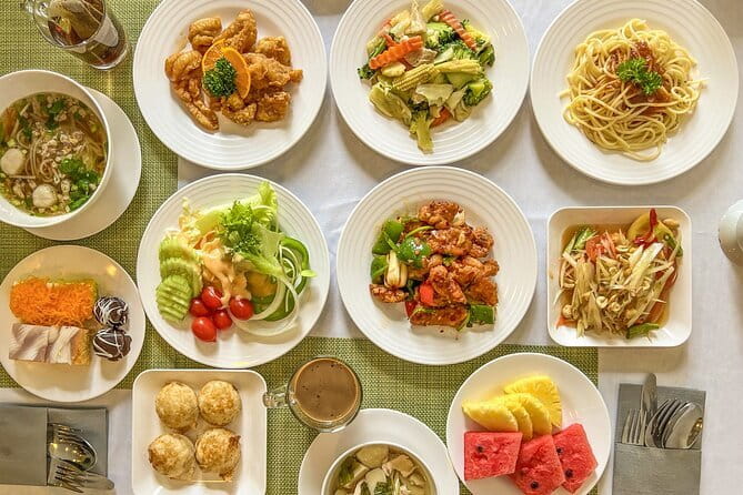 Bangkok Classic 3-Temples With Buffet Lunch Day Tour - What the guide and driver add to the day