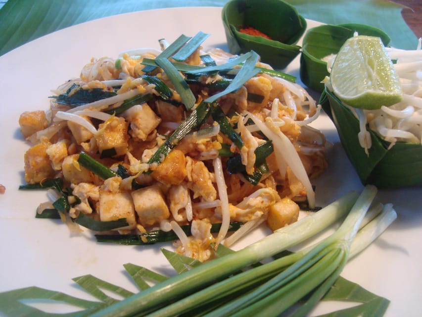 Bangkok: Cook authentic Thai food with Smart Cook - Eating together in a family-style setting