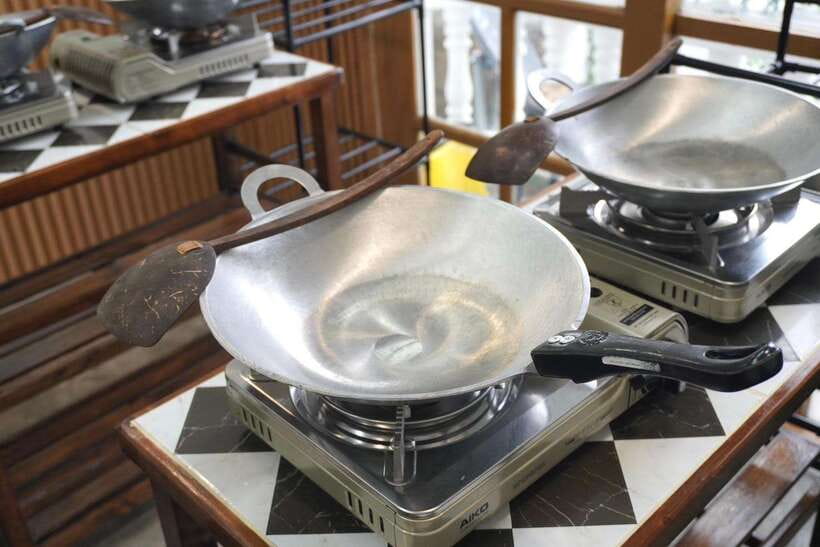 Bangkok Cooking Class : Traditional Thai dishes&Market Trip - Pat and the teaching style make a difference