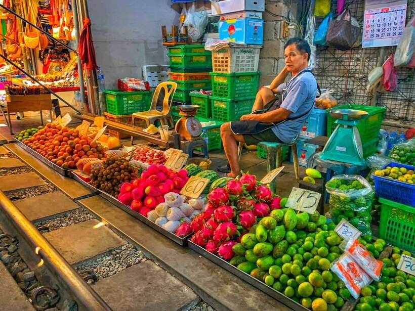 Bangkok: Damnoen Saduak and Mae Klong Train Markets - What the guides add to the day
