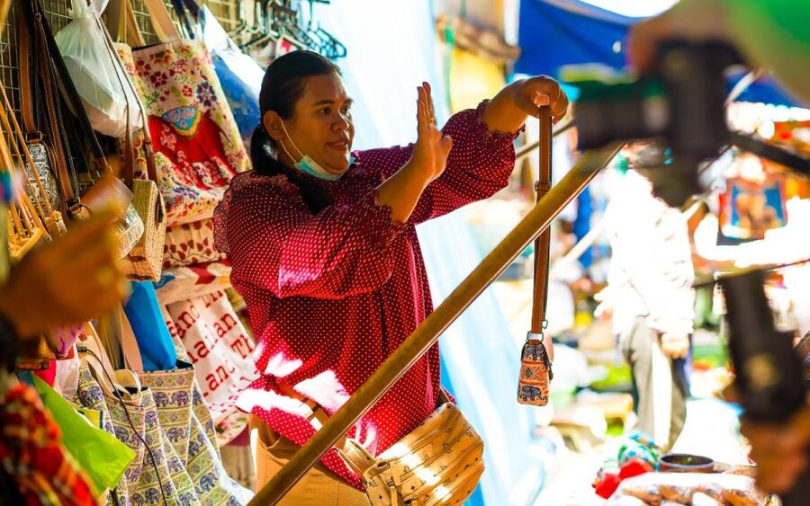 Bangkok: Damnoen Saduak and Train Market with Boat Ride - Maeklong Railway Market and the narrowest photo opportunity