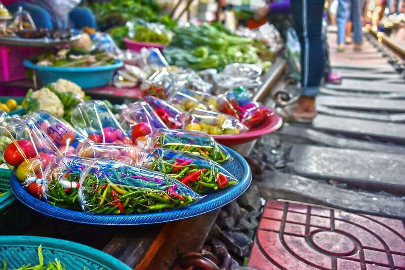 Bangkok: Damnoen Saduak Market and Maeklong Railway Market - Arriving at Damnoen Saduak by paddleboat