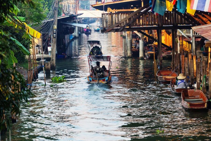 Bangkok: Damnoen Saduak, Train Market & Mahanakhon Day Trip - Entering Damnoen Saduak by paddle boat