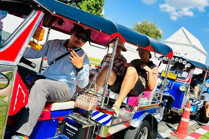 Bangkok Day Tour: Food, Temple & Tuk-Tuk - Talat Noi’s murals and old Chinese streets