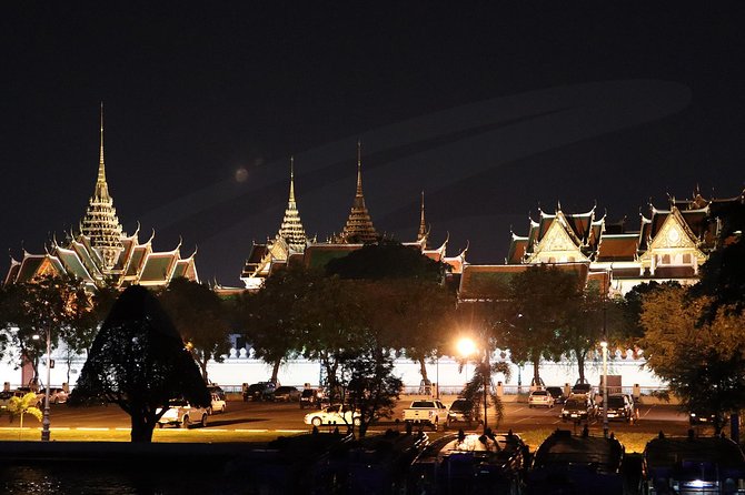 Bangkok Dinner Cruise on the Chao Phraya River - The Grand Palace after sunset