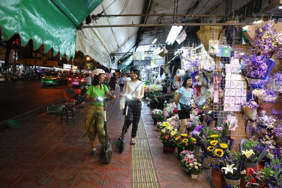 Bangkok: E-Scooter Night Tour with Local Street Food - Chinatown, snacks, and Bangkok at full volume