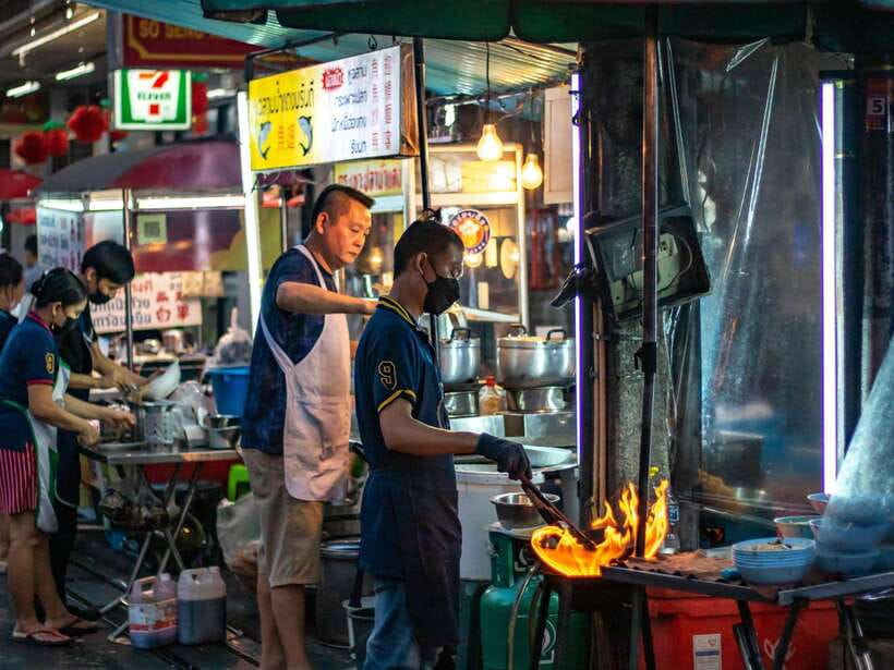 Bangkok: Evening Tour with Wat Arun, Wat Pho & Tuk Tuk Ride - The tuk-tuk ride from Wat Pho to Chinatown