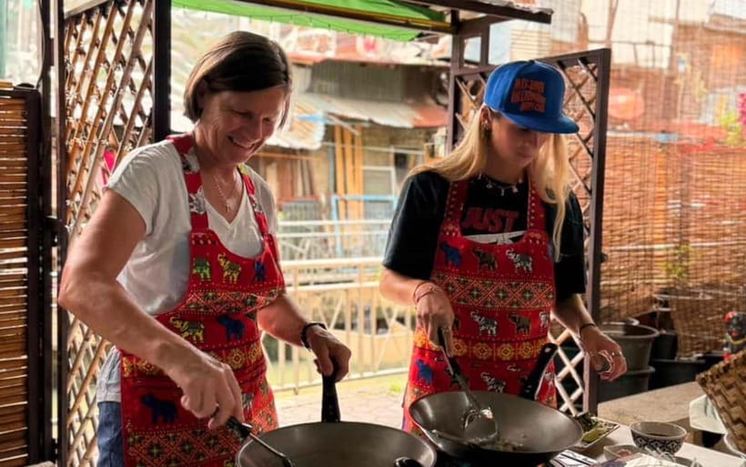 Bangkok: Favourite Thai Flavors Cooking Class by Smart Cook - Entering the teak house in Bangkok