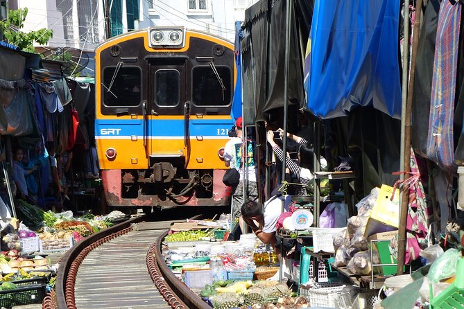 Bangkok: Floating Market and Train Tour with Guide in Spanish and English - The guides can shape the whole day