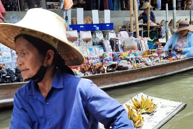 Bangkok: Floating Market and Train Tour with Guide in Spanish and English - Group tour or private vehicle?