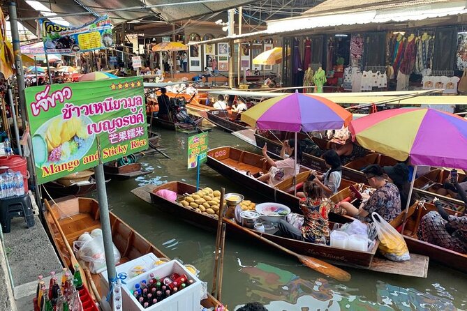 Bangkok: Floating Market and Train Tour with Guide in Spanish and English - Maeklong Railway Market and the passing train