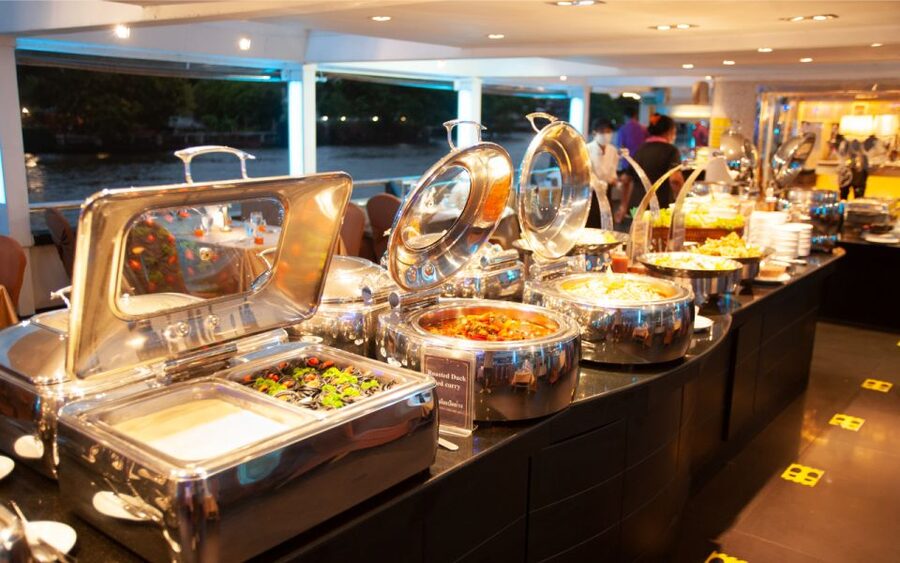 Bangkok: Grand Chao Phraya Dinner Cruise with Live Show - Why a Bangkok river cruise works so well at night