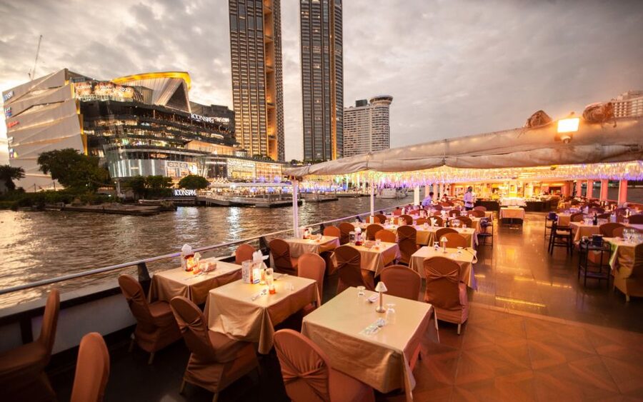 Bangkok: Grand Chao Phraya Dinner Cruise with Live Show - Candlelit dinner with Thai and international choices