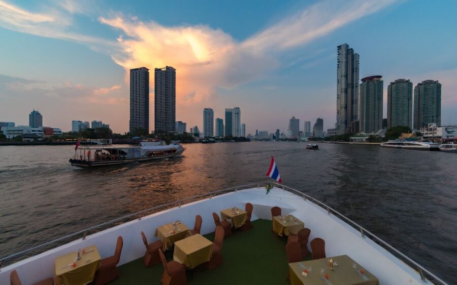 Bangkok: Grand Chao Phraya Dinner Cruise with Live Show - How much value do you get for $48?