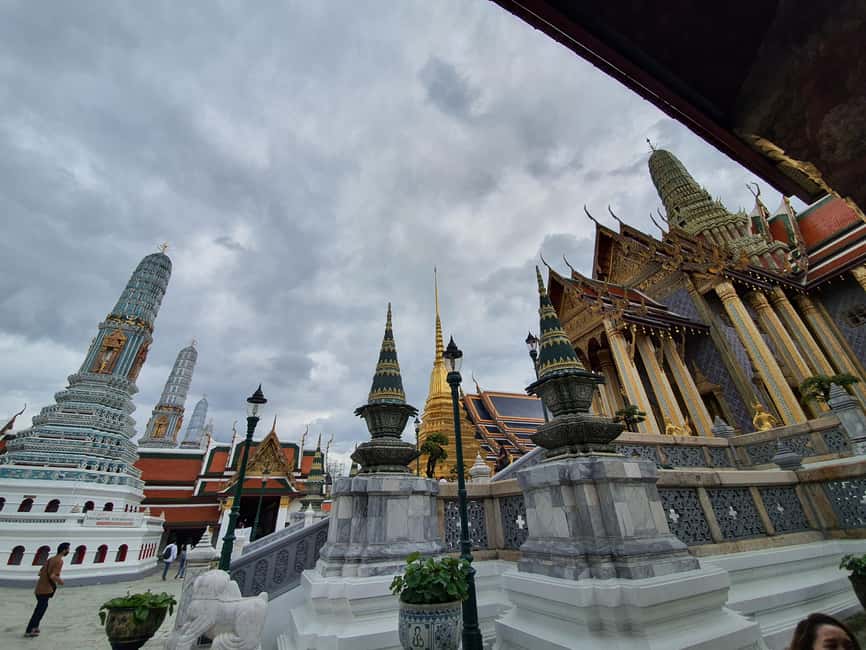 Bangkok: Grand palace and Iconic temple Half-Day Private - Entering the Grand Palace and Wat Phra Kaew